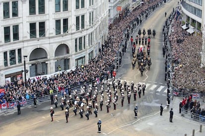 Un armón de artillería tirado por seis caballos y escoltado por miembros de las tres fuerzas armadas, durante el cortejo fúnebre por las principales calles del centro de Londres (Reino Unido).