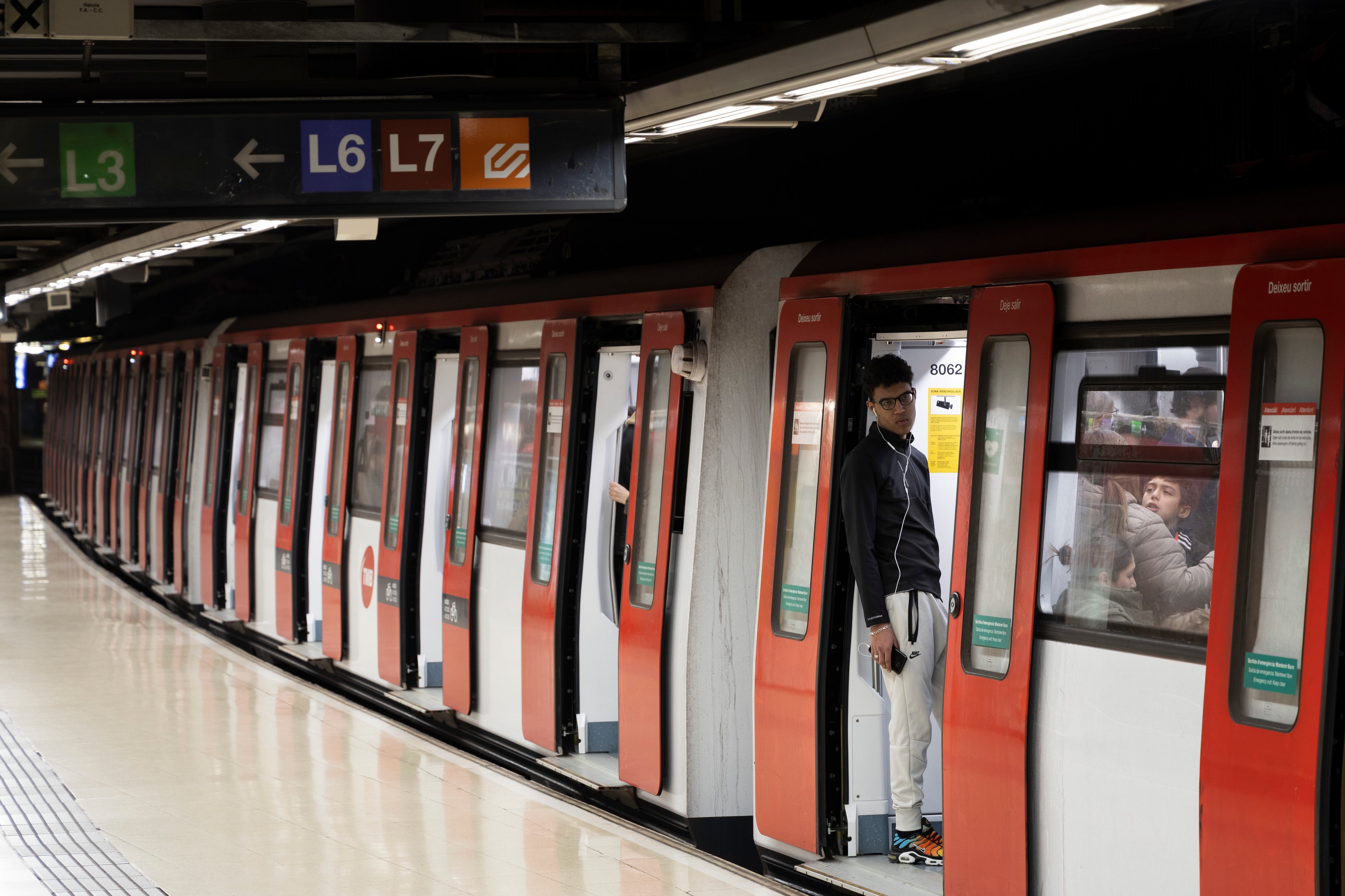 Los vigilantes del metro de Barcelona van a la huelga tras la agresión que dejó tuerto a un compañero