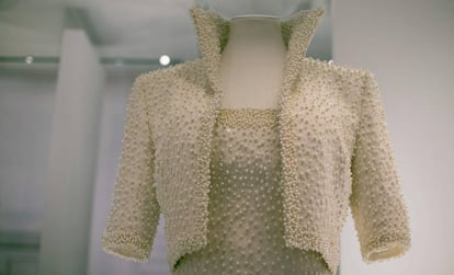 El llamado “vestido Elvis”, cuyo cuello subido de inspiración isabelina y pedrería, que llevó lady Di en 1989.