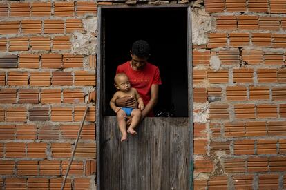 La concentración de tierras en manos de pocos propietarios es un tema complejo en Brasil. Según la organización Oxfam, en un estudio sobre la desigualdad en la distribución de la posesión de las tierras en América Latina, menos del 1% de las propiedades agrícolas abarcan casi la mitad de la superficie rural brasileña. Estas tierras se destinan a la producción a gran escala, contribuyendo a la deforestación de grandes bosques. 