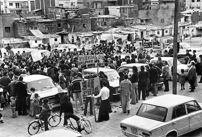 Manifestación vecinal en el barrio de Prosperitat en demanda de viviendas para los barraquistas del barrio.