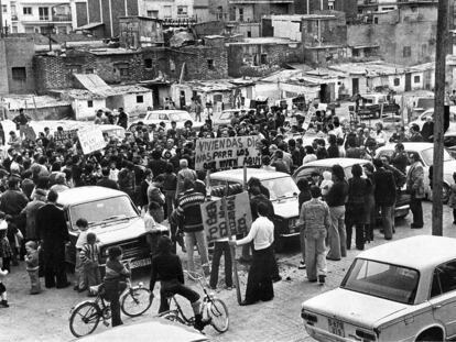 Manifestación vecinal en el barrio de Prosperitat en demanda de viviendas para los barraquistas del barrio.