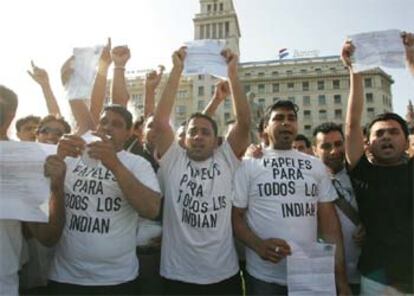 Un grupo de inmigrantes se manifiesta en la plaza de Cataluña, en Barcelona.