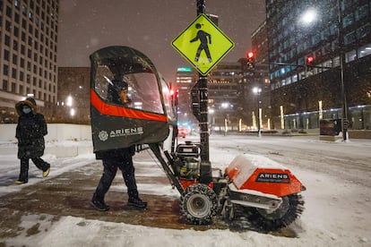 Un hombre usa un soplador de nieve para despejar una acera durante la tormenta de invierno en Union Station, Chicago.