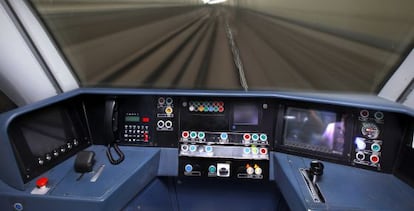 Interior de la cabina de un metro de la serie 8.000 como el siniestrado.