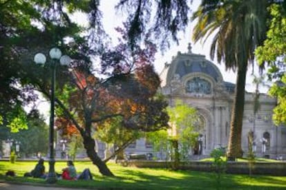 El museo de Bellas Artes y el parque Forestal, en el barrio de Lastarria, Santiago de Chile.
