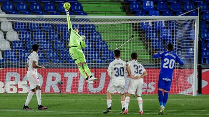 Courtois desvía un disparo este domingo en el Coliseum.