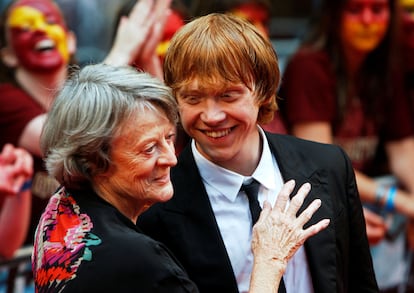 Maggie Smith junto a su compañero en la saga Harry Potter Rupert Grint, en julio de 2009. 