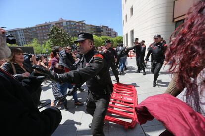 Protestas por la sentencia de 'La Manada' frente al Palacio de Justicia de Pamplona.