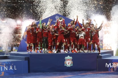 El Liverpool celebra la victoria en la final de la Champions.