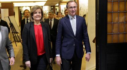 La ministra de Empleo, F&aacute;tima B&aacute;&ntilde;ez  y Alfonso Alonso, en Bilbao. 
 