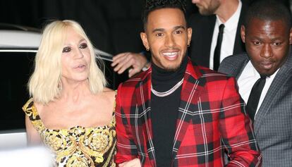 Donatella Versace, a su llegada a la gala con Lewis Hamilton.