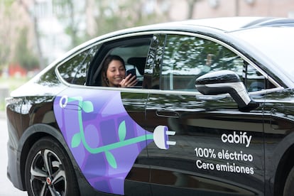 Una mujer hace un trayecto con un vehículo eléctrico de Cabify.