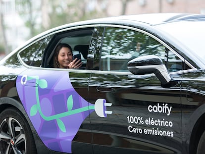 Una mujer hace un trayecto con un vehículo eléctrico de Cabify.