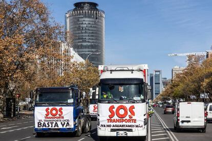 Una treintena de camiones se ha concentrado este miércoles en Madrid para protagonizar una marcha por las calles de la capital.