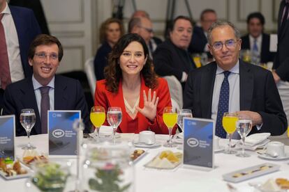 El alcalde de Madrid, José Luis Martínez-Almeida, la presidenta de Madrid, Isabel Díaz Ayuso, y el exconsejero de Educación y presidente de la Asamblea, Enrique Ossorio, en un desayuno informativo