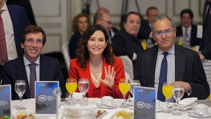 El alcalde de Madrid, José Luis Martínez-Almeida, la presidenta de Madrid, Isabel Díaz Ayuso, y el exconsejero de Educación y presidente de la Asamblea, Enrique Ossorio, en un desayuno informativo.