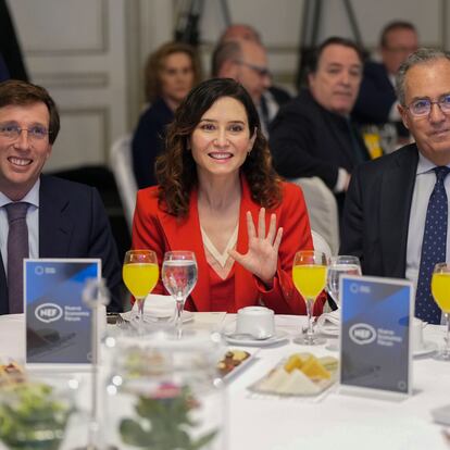 El alcalde de Madrid, José Luis Martínez-Almeida, la presidenta de Madrid, Isabel Díaz Ayuso, y el exconsejero de Educación y presidente de la Asamblea, Enrique Ossorio, en un desayuno informativo