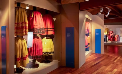 Detalle de vestimentas tradicionales de la exposición 'Ibérica Pura: Indumentaria en las serranías silentes'. Imagen cedida por la organización.