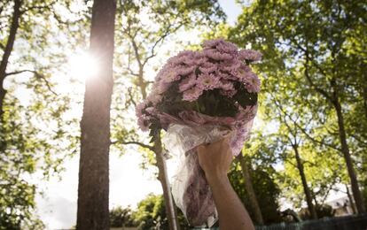 Un entusiasta de la jardinería lleva las flores compradas en el último día de la feria.