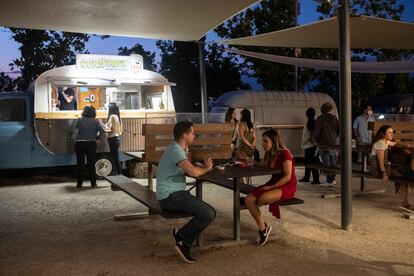 Ambiente en los 'food trucks' del autocine.