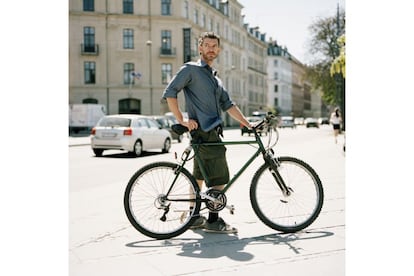 Un hombre lleva su bicicleta por Copenhague, la mejor ciudad de más de 600.000 habitantes para ir bici, según el Índice Copenhague de 2015. La capital danesa ha desbancado a Ámsterdam, que lideraba la clasificación en 2013.
