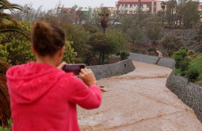 Todas las islas sufren cortes de carreteras, algunas de gran importancia como la GC-1, que va desde Las Palmas de Gran Canaria al aeropuerto y a los centros turísticos del sur. En la foto, agua caída en Pozo Izquierdo (Gran Canaria), este domingo.
