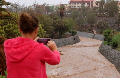 Todas las islas sufren cortes de carreteras, algunas de gran importancia como la GC-1, que va desde Las Palmas de Gran Canaria al aeropuerto y a los centros turísticos del sur. En la foto, agua caída en Pozo Izquierdo (Gran Canaria), este domingo. 