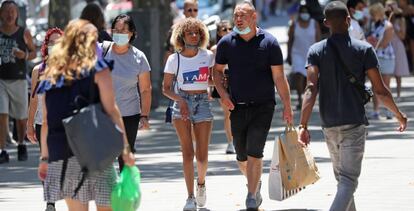 Un grupo de personas con mascarillas en Barcelona, en julio.