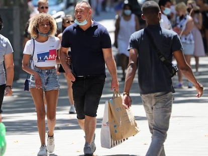 Un grupo de personas con mascarillas en Barcelona, en julio.