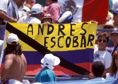 Hinchas colombianos sujetan en la grada una pancarta en memoria de Andrés Escobar durante un partido en 1994.