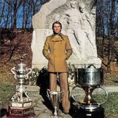 Oleg Blokhin, legendario futbolista ucraniano, ante el monumento a los asesinados por los nazis.