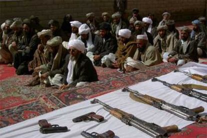 Talibanes del grupo del comandante Tofan, con sus armas apartadas, en la reunión mantenida en Herat.