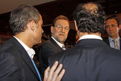 <b>MEDIA HORA ESPERANDO LA FOTO CON RAJOY</b>. El presidente de la Generalitat, Francisco Camps, ha conseguido este viernes hacerse la foto con Mariano Rajoy después de esperarle al menos 30 minutos cuando ha terminado la primera jornada de la convención autonómica del PP en Baleares. Rajoy se limitó a darle un protocolario apretón de manos.