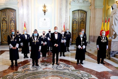 El rey Felipe VI junto al presidente del Tribunal Supremo y del Consejo General del Poder Judicial, Carlos Lesmes, jueces y magistrados el pasado septiembre.