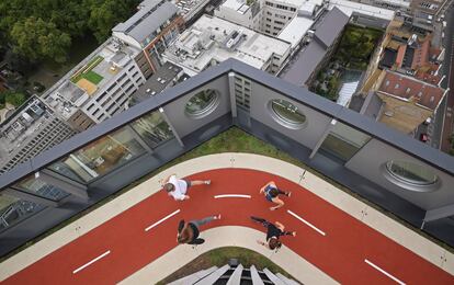 Un grupo de corredores entrena en la pista ubicada en la azotea del edificio White Collar Factory de Londres.