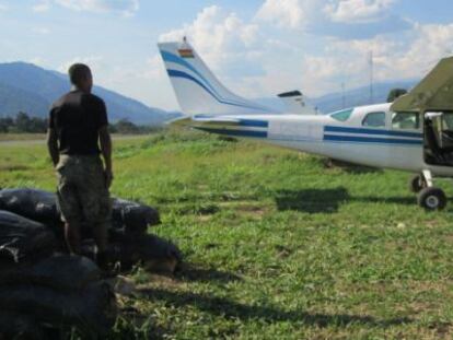 Um monomotor boliviano confiscado na selva do Peru. / J. FOWKS