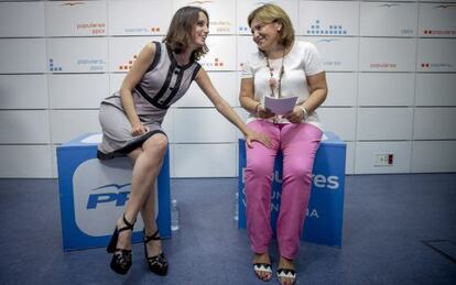 Andrea Levy y la presidenta del PPCV, Isabel Bonig, el martes.