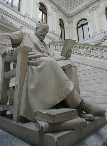 Estatua de Marcelino Menéndez Pelayo en el interior de la Biblioteca Nacional.