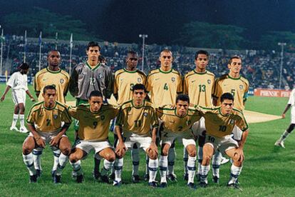 Ronaldinho y Baiano (agachados, los dos primeros a la izquierda), en la selección sub 20 de Brasil que compitió en 1999 en el Mundial de Nigeria.