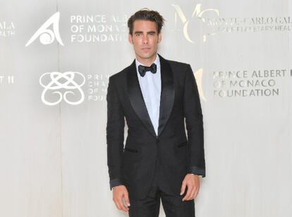 El modelo Jon Kortajarena se ha vestido de esmoquin y ha participado en la gala junto a otros compañeros de profesión para apoyar la causa.