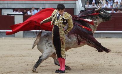 El diestro Paco Ureña con su primer toro de la tarde en el segundo festejo de San Isidro, en Las Ventas.