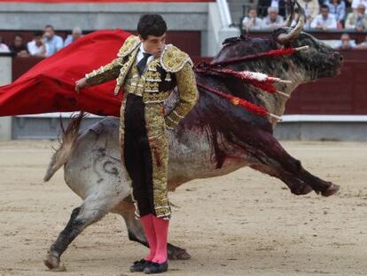 El diestro Paco Ureña con su primer toro de la tarde en el segundo festejo de San Isidro, en Las Ventas.