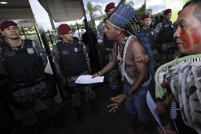 Marcos Xukuru y Kaigang Kreta, dos líderes indígenas, en una manifestación contra el gobierno de Jair Bolsonaro, el 6 de diciembre en Brasilia