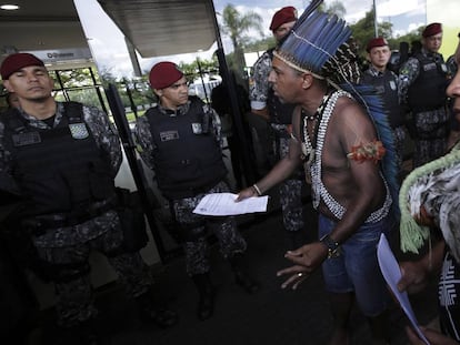 Marcos Xukuru y Kaigang Kreta, dos líderes indígenas, en una manifestación contra el gobierno de Jair Bolsonaro, el 6 de diciembre en Brasilia