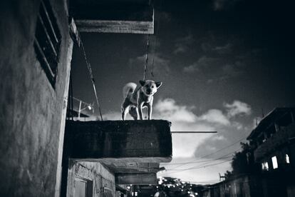 Un fantasmal barrio de Las Minas, tras el toque de queda.