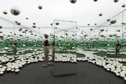 Yayoi Kusama, ‘Infinity Mirrored Room – Let’s Survive Forever’ (2017)