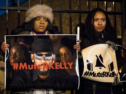 Activistas del movimiento #MuteRKelly (Silenciemos a R. Kelly), en una protesta contra el cantante a las puertas de su estudio en Chicago, en 2019.