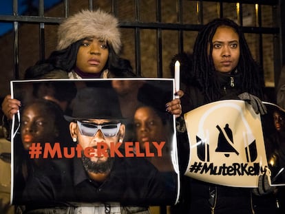 Ativistas do movimento #MuteRKelly (Silenciemos R. Kelly) em um protesto contra o cantor na porta de seu estúdio em Chicago, em 2019.
