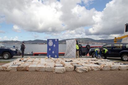 Efectivos policiales muestran las cuatro toneladas de cocaína que han sido incautadas durante una operación contra el narcotráfico en Galicia